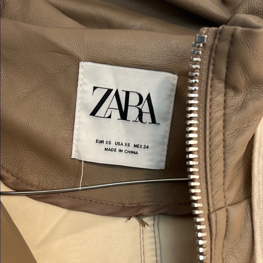 Zara Tan Windbreaker with Zip-Up Design and Elastic Cuffs - Picture 2 of 5